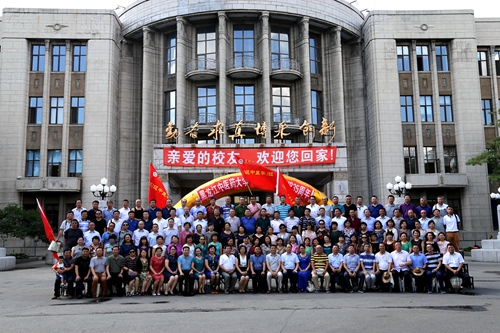 1982级中医学专业校友值年返校合影