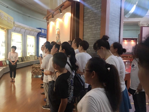 校友们参观校史馆