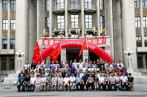 1983级中药学专业校友值年返校合影