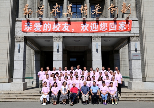 1987级针灸推拿学专业校友值年返校合影