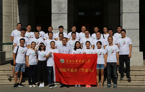 2002级中医计算机专业校友值年返校合影
