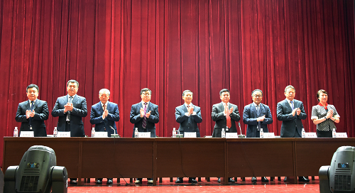 学校领导班子成员起立鼓掌,向研究生新同学表示欢迎