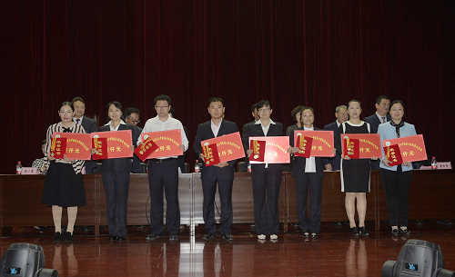 学校2016-2017学年教学优质奖获得者上台领奖