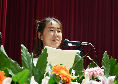 药学院2016级中药制药专业张文凤同学代表全校学生发言,表达对老师们的感恩之情和节日祝福