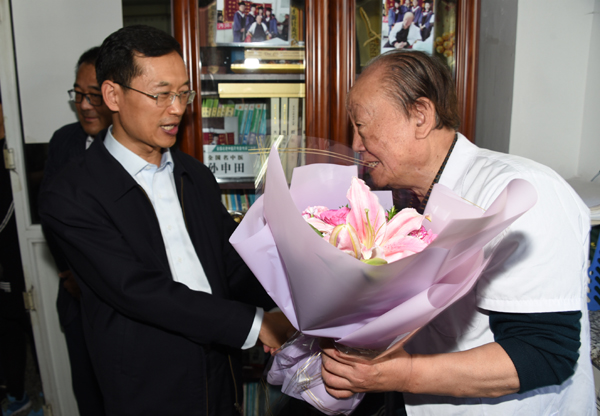 王福学慰问全国名中医、全国优秀教师孙申田教授