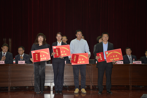 黑龙江省高等教育学会第二十二次优秀高等教育科研成果奖获奖代表上台领奖