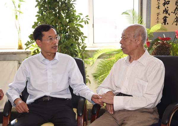 王福学慰问国医大师、国家级教学名师、全国优秀教师段富津教授