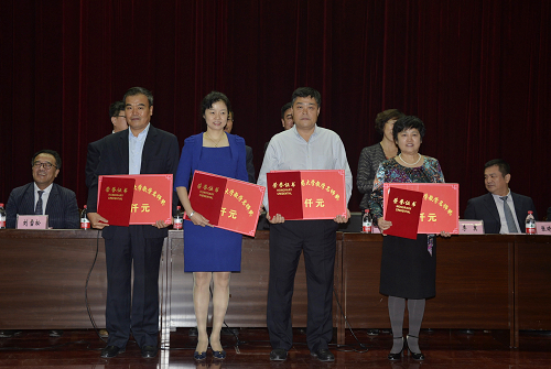 2017年学校教学名师上台领奖