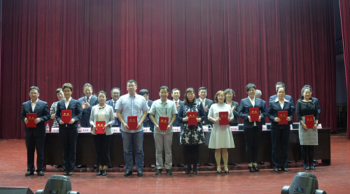 新聘任的硕士研究生指导教师代表接受聘书