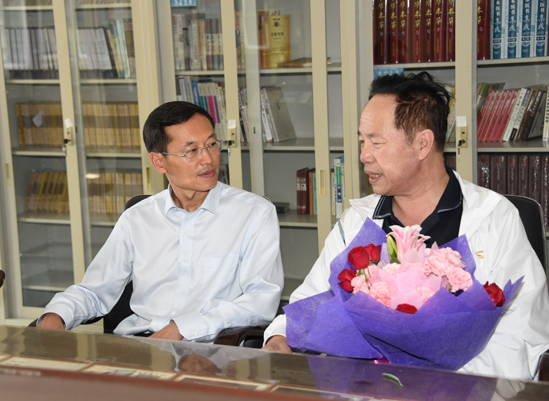 王福学慰问全国中医药高等学校教学名师、省模范教师常存库教授