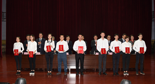 “三好学生”、“优秀学生干部”、“先进班级”代表上台领奖