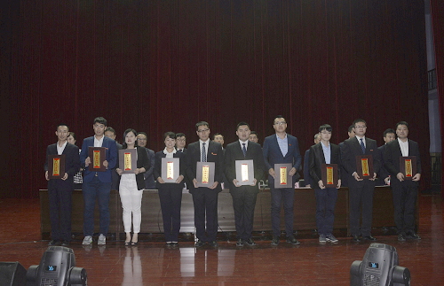 学校第五届辅导员职业能力大赛先进个人上台领奖