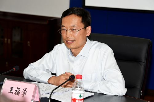 校党委书记王福学与党员教师代表交流