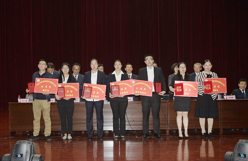 黑龙江省高校第四届青年教师教学竞赛和2016年全省高校思想政治理论课教师教学大奖赛获奖教师上台领奖