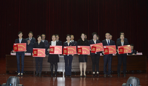 2017年学校优秀教育教学成果奖获奖代表上台领奖