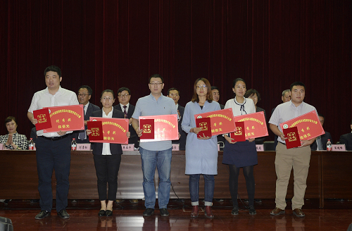 学校2017年青年教师教学基本功暨教学设计大赛获奖教师上台领奖