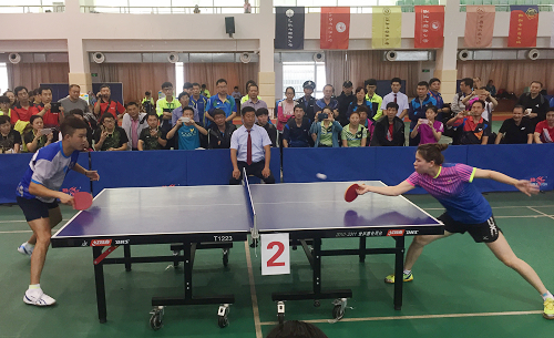 我校队员、第一临床医学院林爽(右)与山东中医药大学吕旌旗进行表演赛