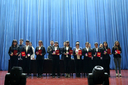 “学习达人”获奖者上台领奖